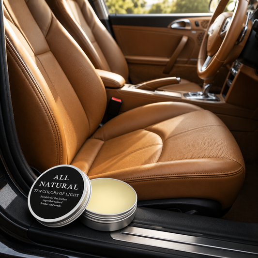 Baume d'entretien pour cuir posé sur le seuil d'une voiture avec intérieur en cuir beige, idéal pour nourrir et protéger les sièges, le volant et les garnitures en cuir.