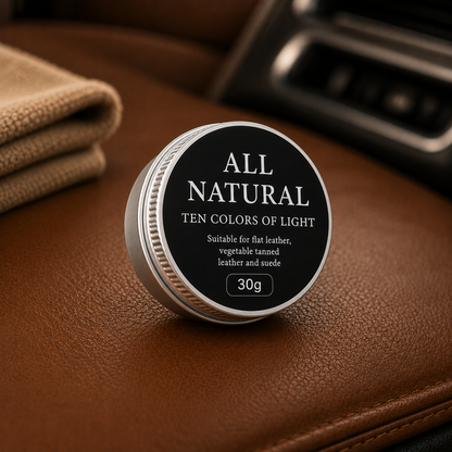 Baume nourrissant pour cuir30 g en boîte aluminium sur un siège de voiture en cuir.