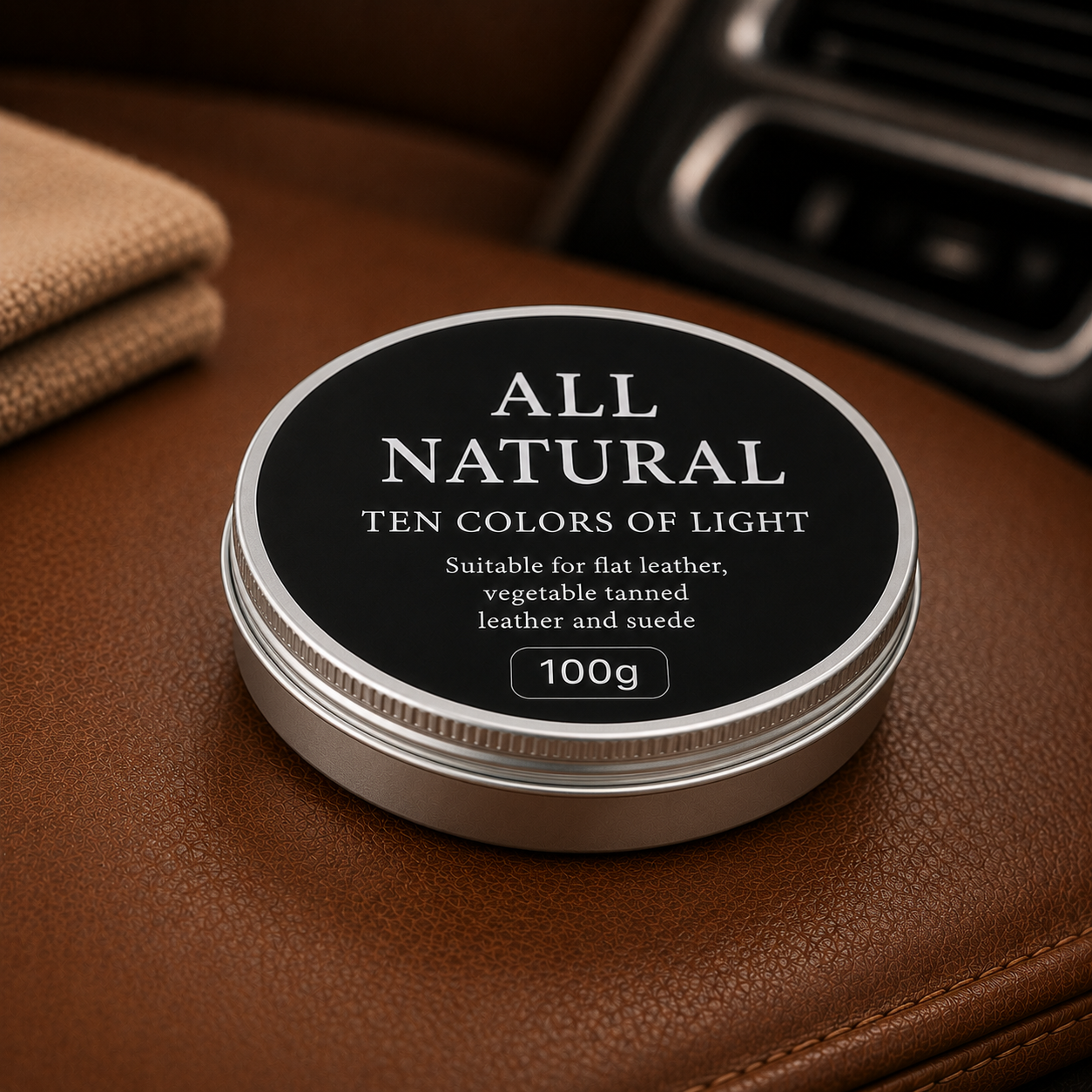 Baume nourrissant pour cuir 100 g en boîte aluminium sur un siège de voiture en cuir.