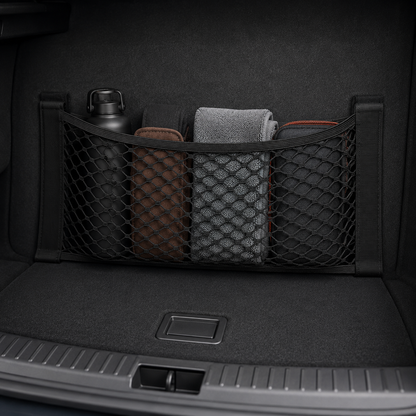 Filet de rangement pour coffre de voiture maintenant une gourde, des chiffons microfibres et des accessoires auto parfaitement organisés.