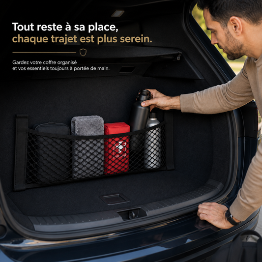 Personne utilisant un filet de rangement dans le coffre d'une voiture pour accéder facilement aux accessoires auto et produits d'entretien.