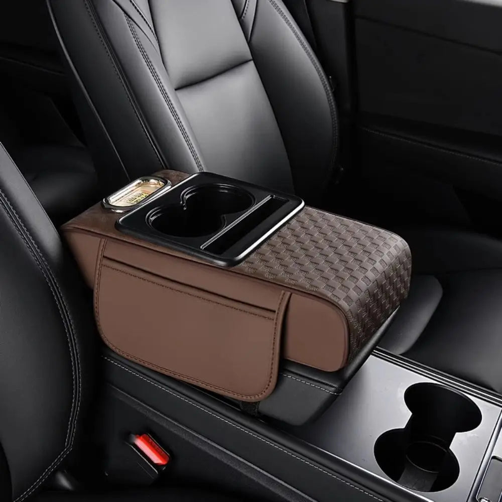 Coussin d’accoudoir de console centrale pour voiture marron avec porte gobelet et distributeur de mouchoirs intégrés.