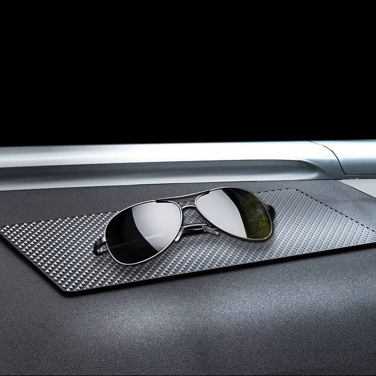 Tapis antidérapant voiture posé sur tableau de bord, maintien sécurisé des lunettes et petits objets