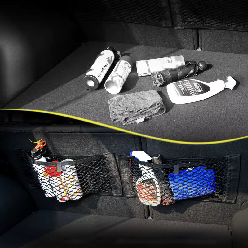 Filets de rangement voiture installés dans le coffre, permettant d’organiser produits d’entretien et accessoires auto.